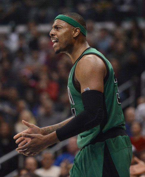 詹姆斯关键上篮助球队锁胜（詹姆斯关键上篮锁定胜局）