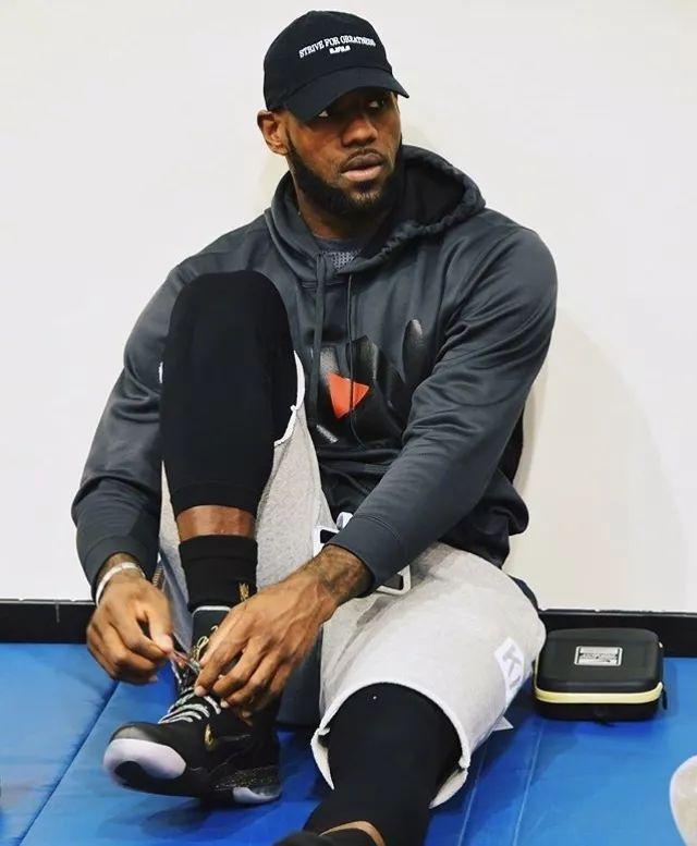 燃炸！13：00央视直播，国乒6连胜冲横扫，德乒黑马能挡吗？（太燃了！13：00央视直播，国乒携6连胜冲击横扫，德乒黑马能否阻挡？）